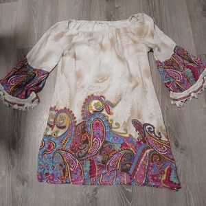 Entro floral paisley print with bell sleeves. Size large. Spring, summer attire